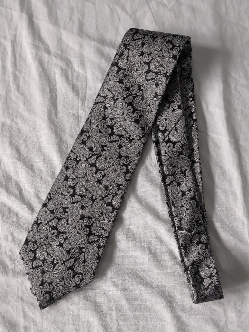 Geoffrey Beene Black and Silver Paisley Silk Tie - Picture 5 of 7